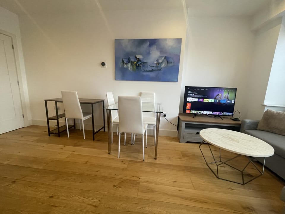 Modern Flat Central Croydon Sleeps 4 Free Parking Apartment in Croydon