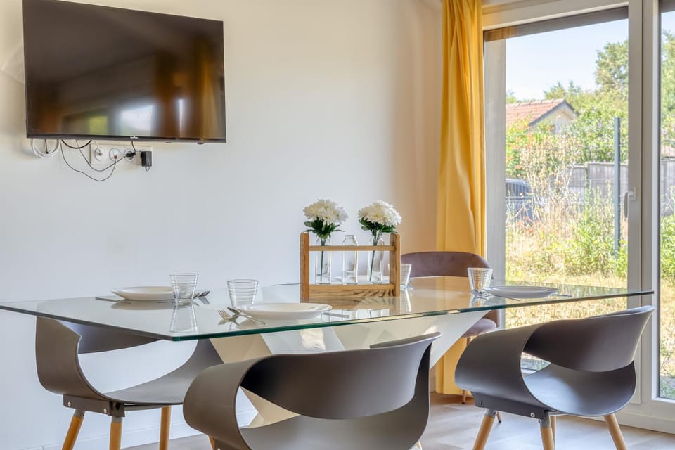 TV and multimedia, Living room, Dining area