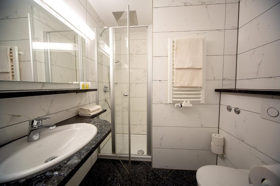 Shower, Toilet, Bathroom, towels