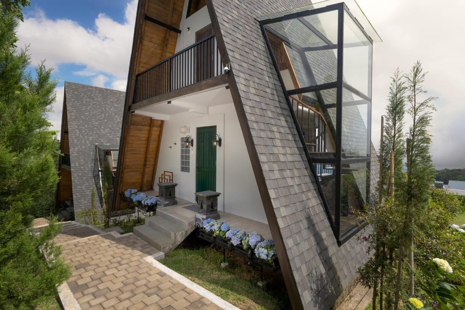 Property building, Patio, Facade/entrance, Balcony/Terrace