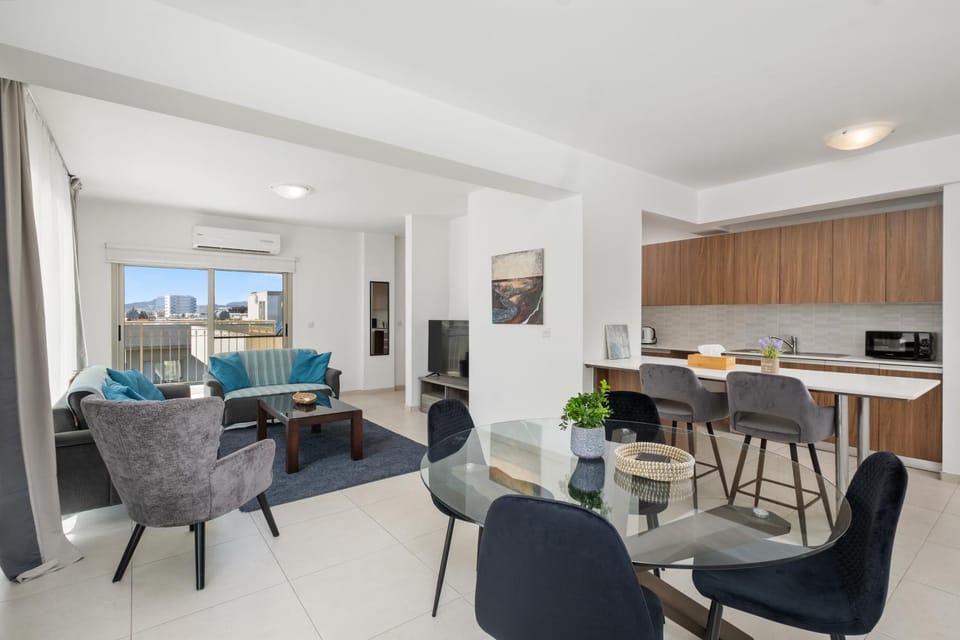 Kitchen or kitchenette, Living room, Seating area, Dining area