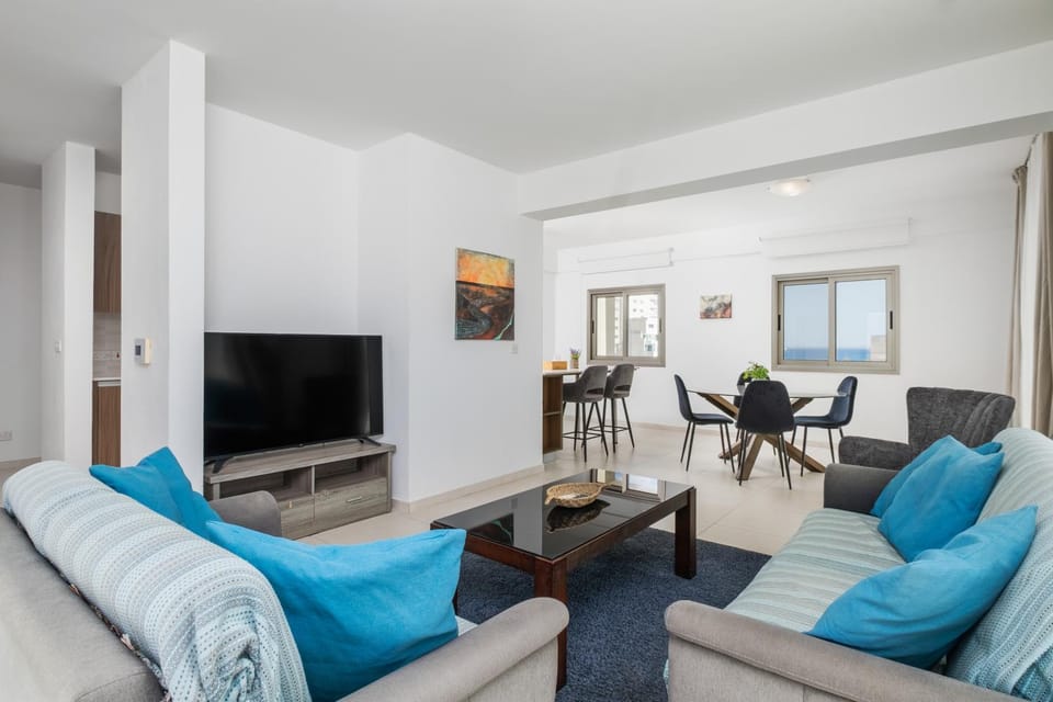 TV and multimedia, Living room, Seating area, Evening entertainment