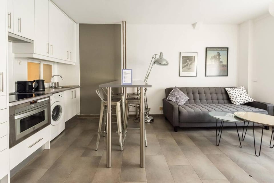 Kitchen or kitchenette, Dining area, oven, washing machine