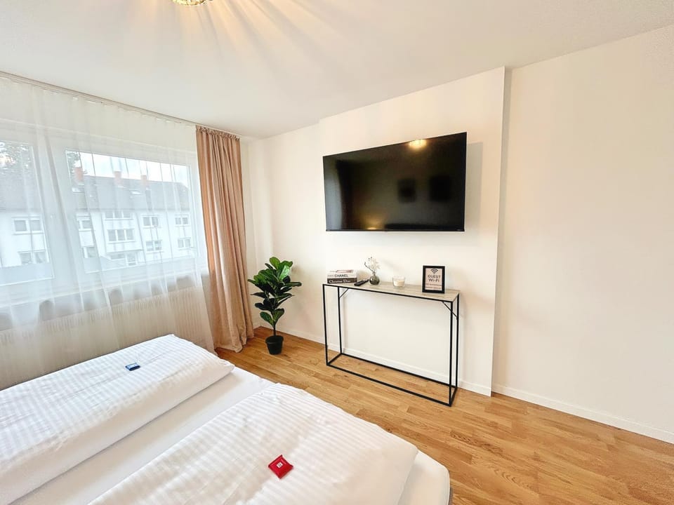 Bed, TV and multimedia, Bedroom