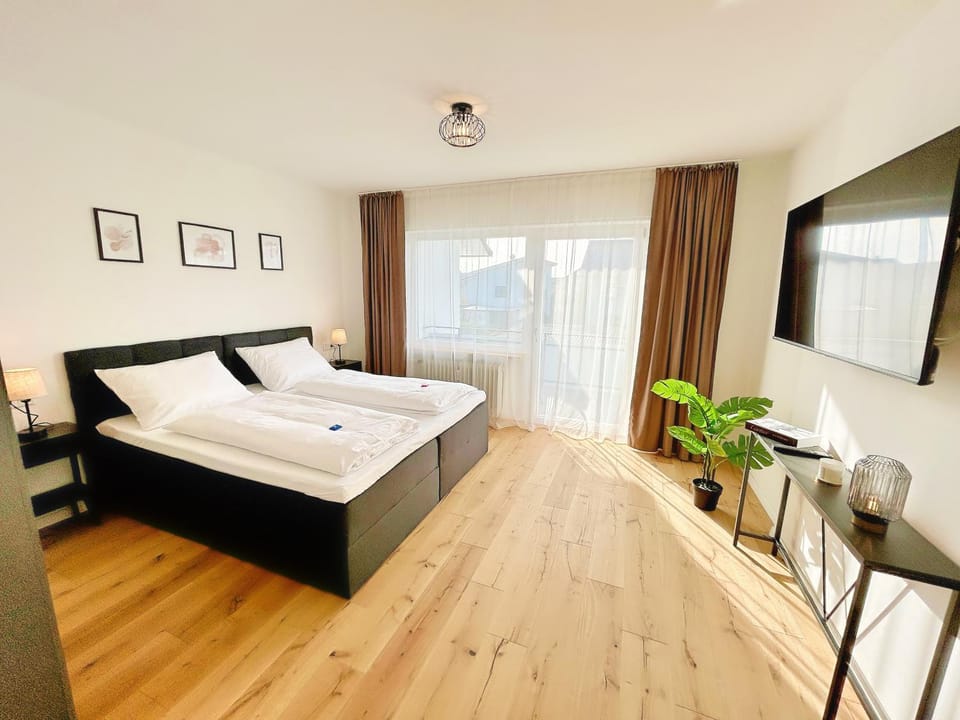 Bed, TV and multimedia, Bedroom, internet