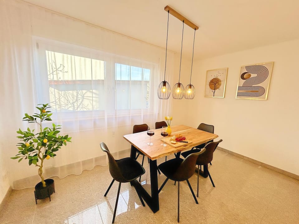 Seating area, Dining area, Food