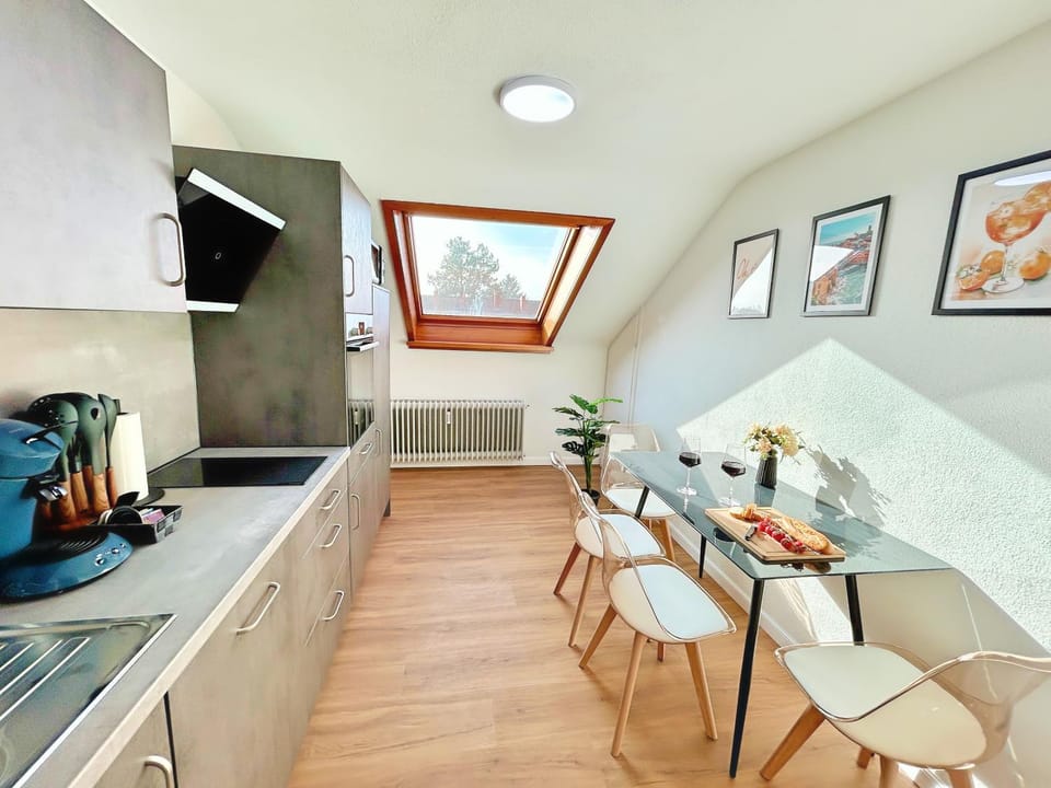 Coffee/tea facilities, Kitchen or kitchenette, stove, kitchen
