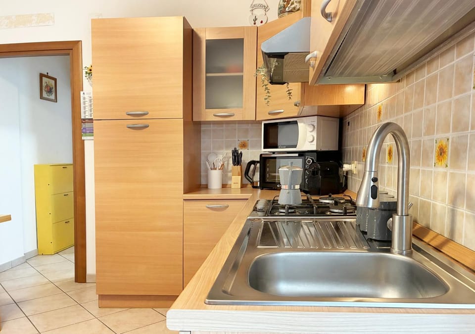 Coffee/tea facilities, Kitchen or kitchenette, oven, stove