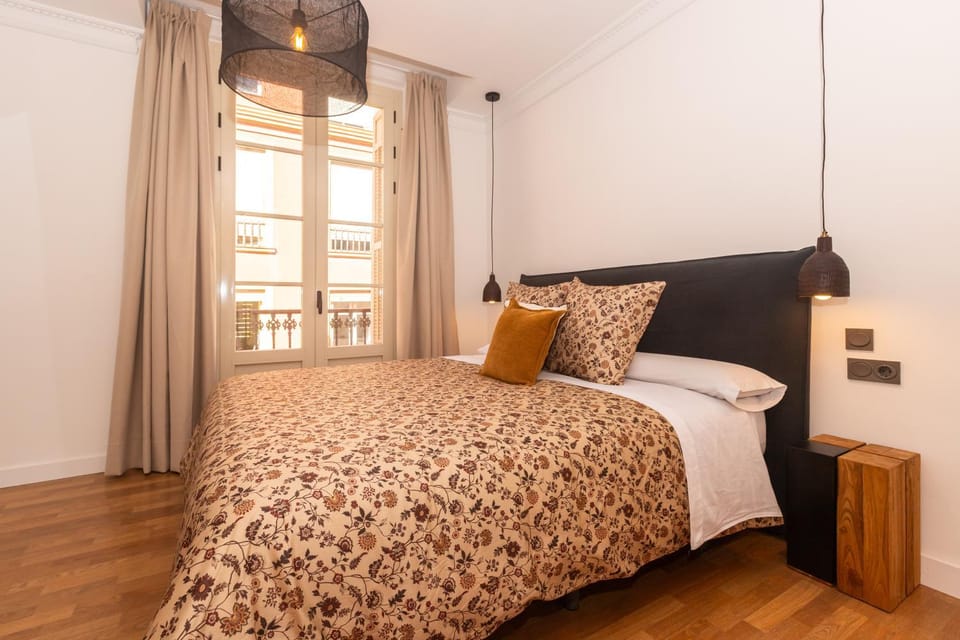 Bed, Photo of the whole room, Bedroom, heating, towels, air conditioner