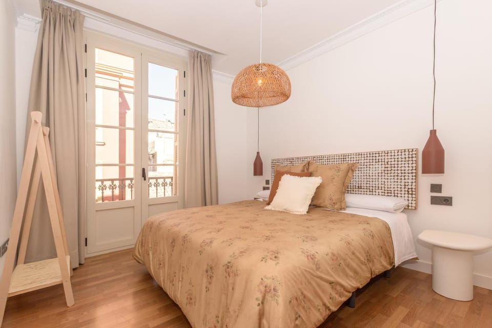 Bed, Photo of the whole room, Bedroom, heating, towels, air conditioner