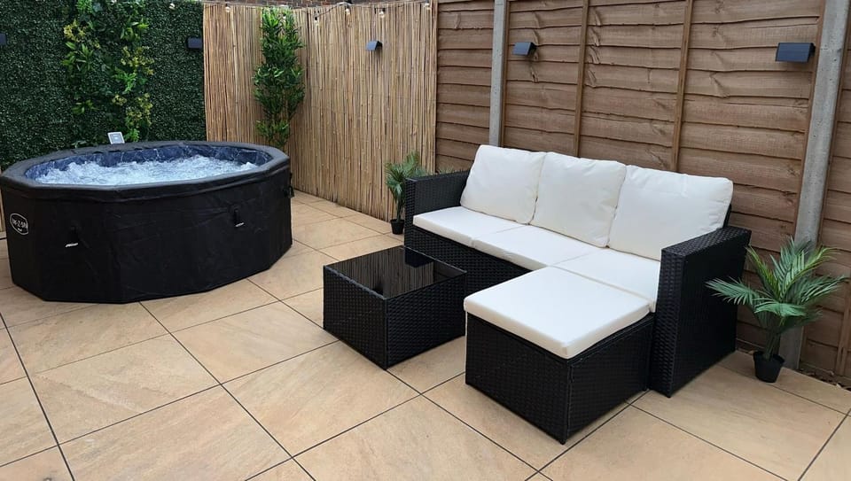 Garden, Hot Tub, Seating area