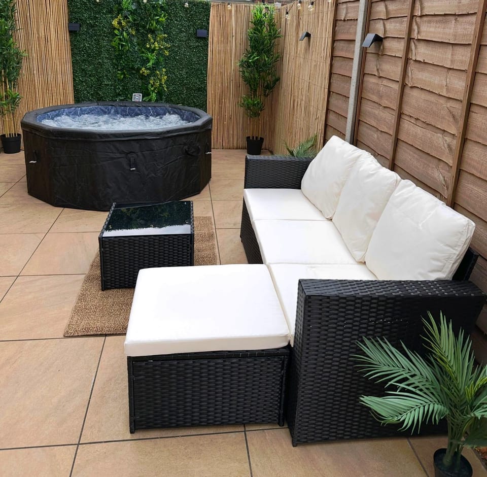 Garden, Hot Tub, Seating area