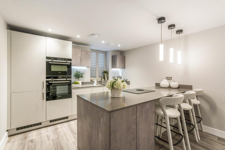 Elliot Oliver - Luxury 2 Bedroom, 2 Bathroom Apt with Parking Apartment in Cheltenham