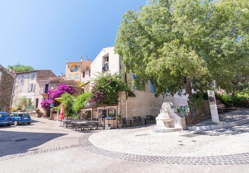 Bright and confortable apartment in downtown BLM Apartment in Bormes-les-Mimosas