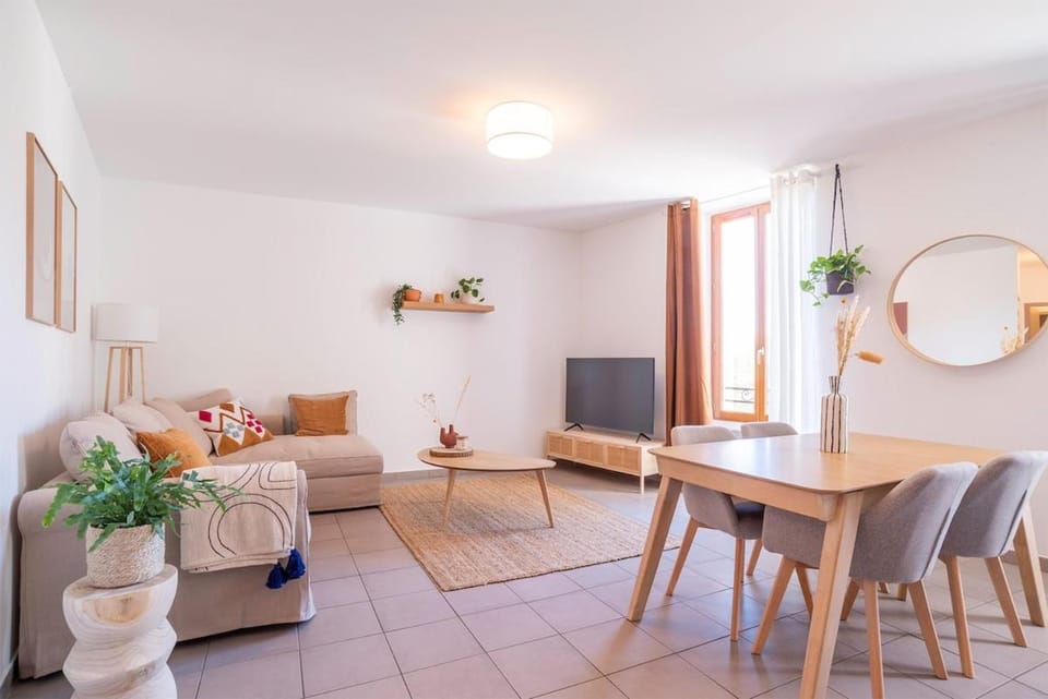 Bright and confortable apartment in downtown BLM Apartment in Bormes-les-Mimosas