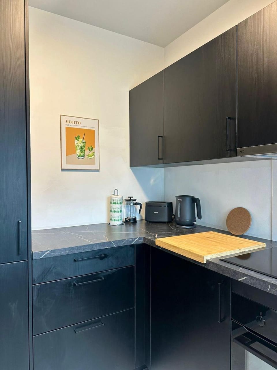 Coffee/tea facilities, Kitchen or kitchenette, stove, toaster