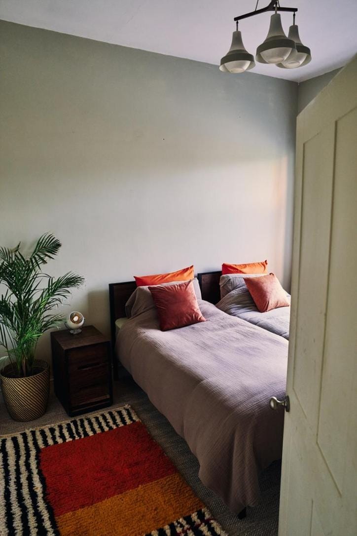 Mid-Century apartment in the heart of Stroud Apartment in Stroud