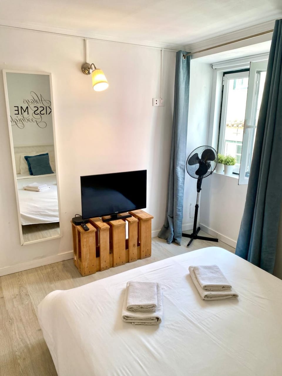 Bed, TV and multimedia, Photo of the whole room, Bedroom, Landmark view, internet, towels