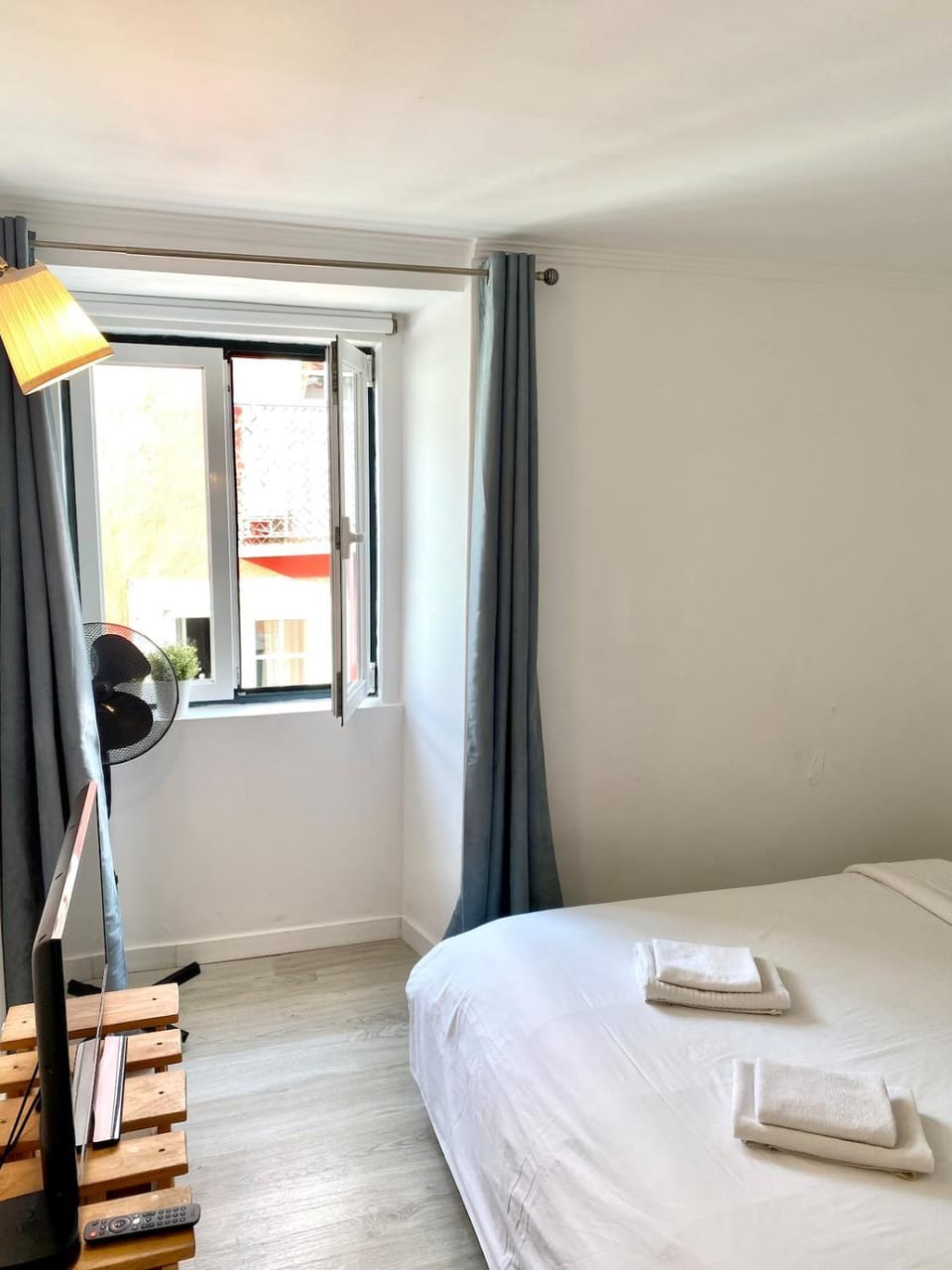 Bed, TV and multimedia, Photo of the whole room, Bedroom, towels