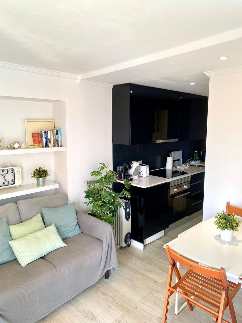 Coffee/tea facilities, View (from property/room), Kitchen or kitchenette, Living room, Seating area, Dining area, Landmark view, River view, internet, minibar, pet friendly, toaster
