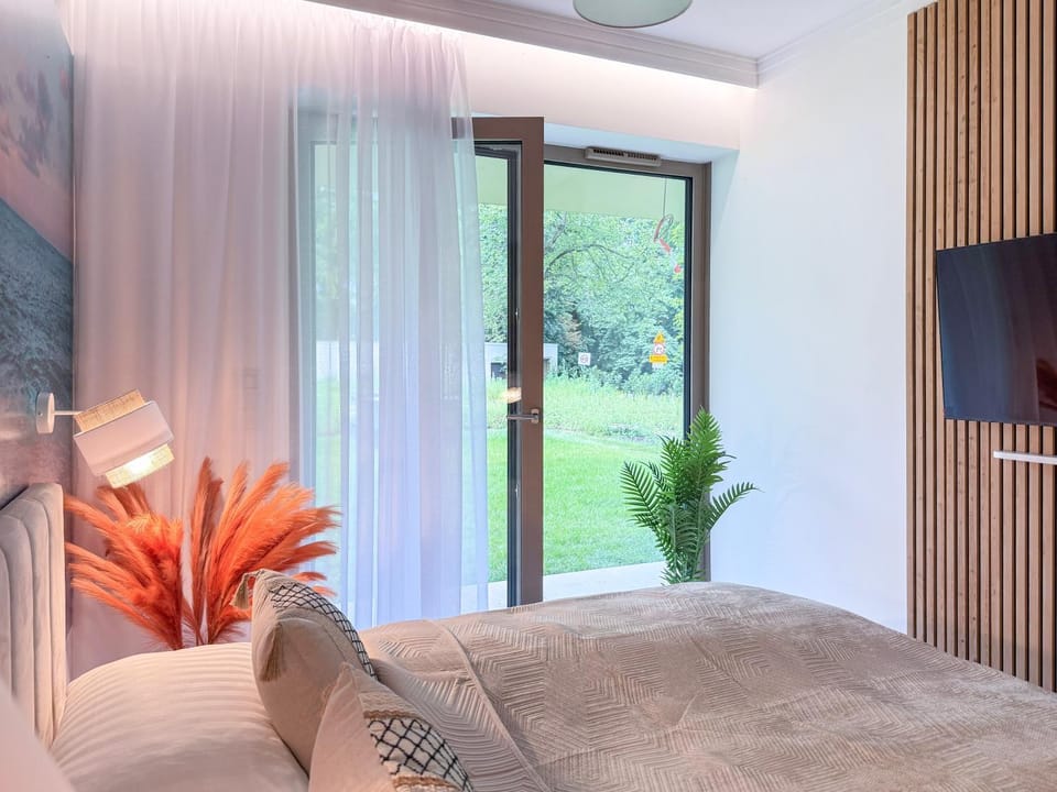 Bed, TV and multimedia, Bedroom