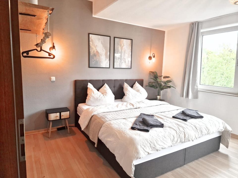 Bed, Bedroom, towels