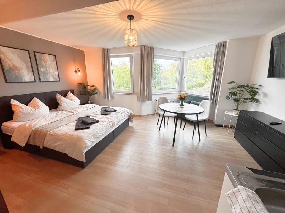Bed, TV and multimedia, Living room, Photo of the whole room, Seating area, Bedroom, towels