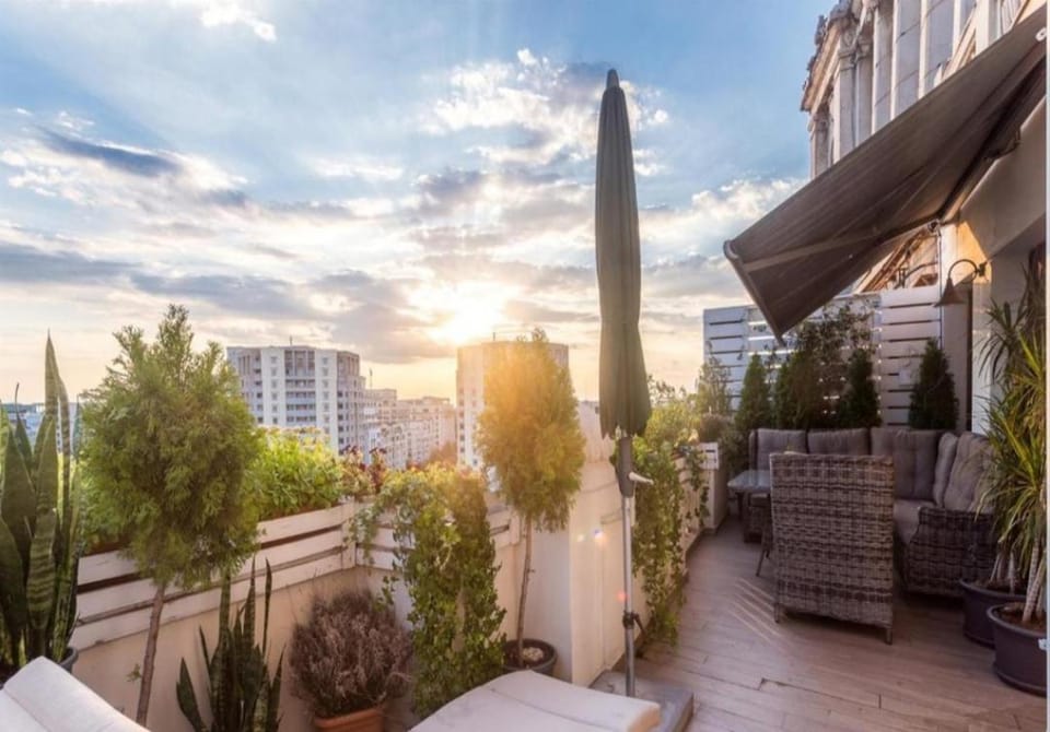 Oasis Penthouse on Calea Victoriei Apartment in Bucharest