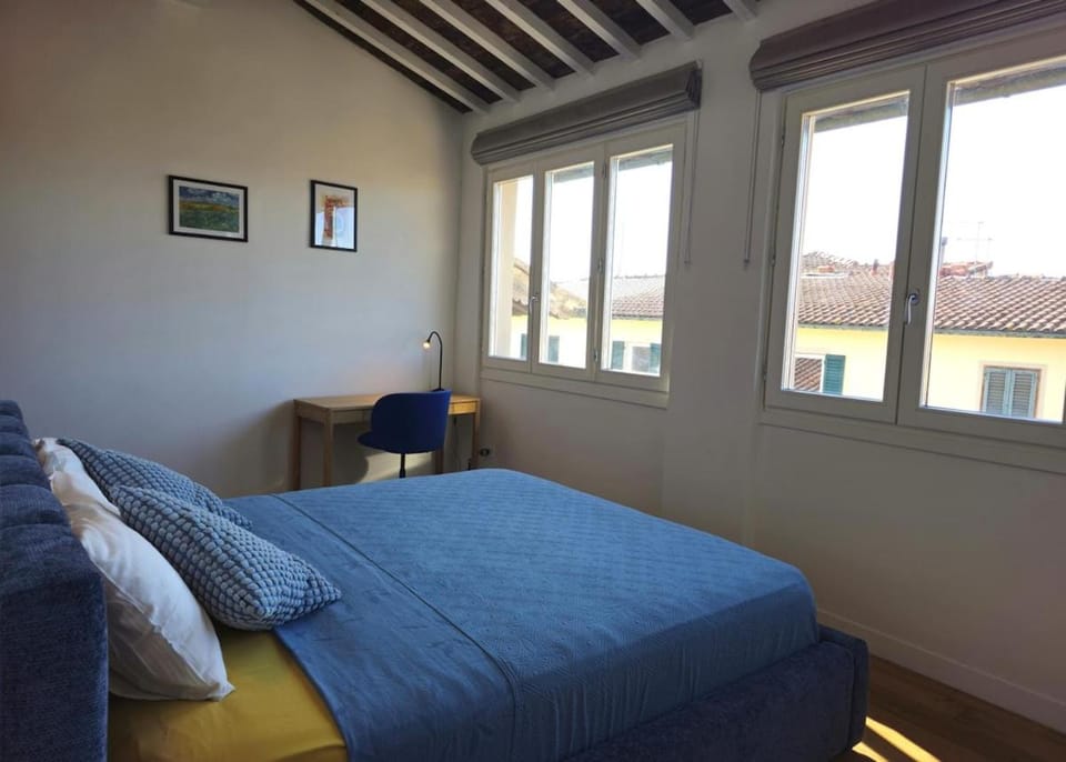 Bed, Photo of the whole room, Seating area, Bedroom