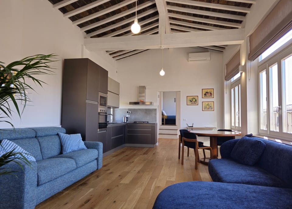 Kitchen or kitchenette, Living room, Seating area, Dining area