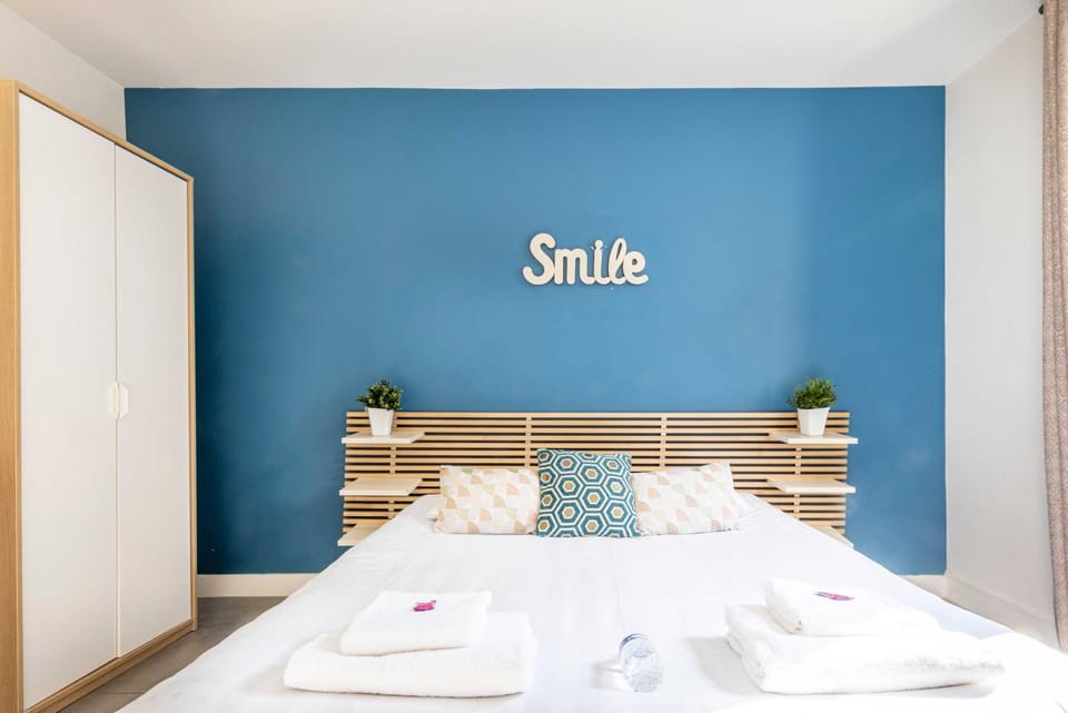 Bed, Bedroom, towels