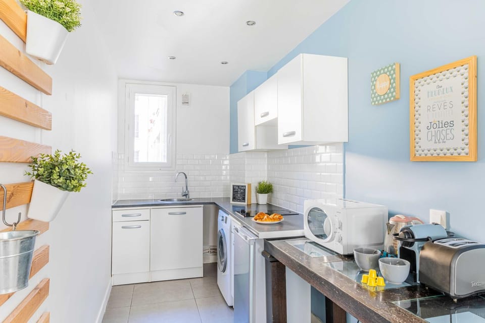 Coffee/tea facilities, Kitchen or kitchenette, oven, stove, toaster