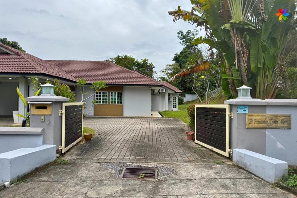 25P Muji Black & White Kajang Villa with 100" TV Villa in Negeri Sembilan, Malaysia