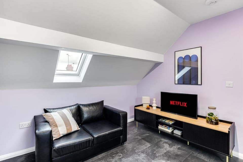 Stylish Duplex Apartment, Sleeps 2, Bedford Apartment in Bedford