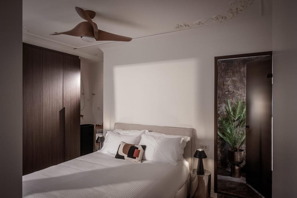 Photo of the whole room, Bedroom, wardrobe