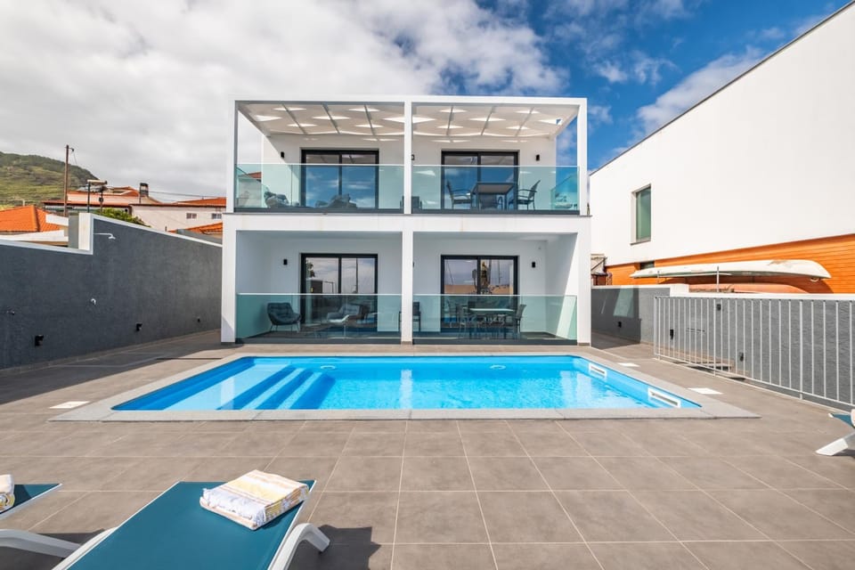 Patio, Swimming pool, sunbed
