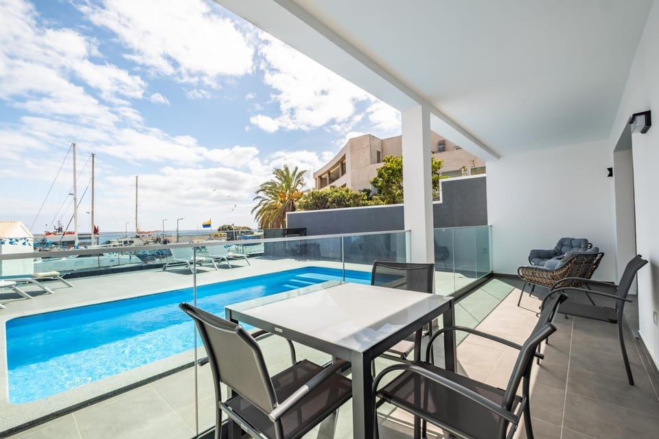 Seating area, Dining area, Swimming pool
