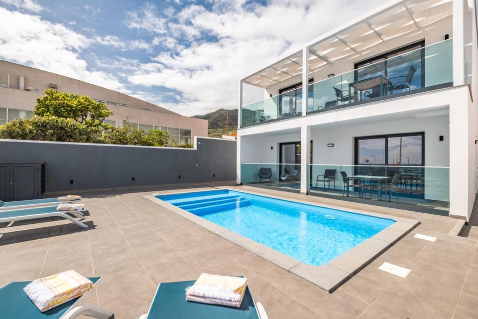 Patio, Swimming pool, sunbed