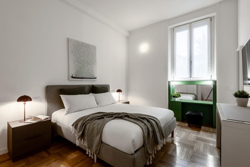 Bed, TV and multimedia, Photo of the whole room, Bedroom