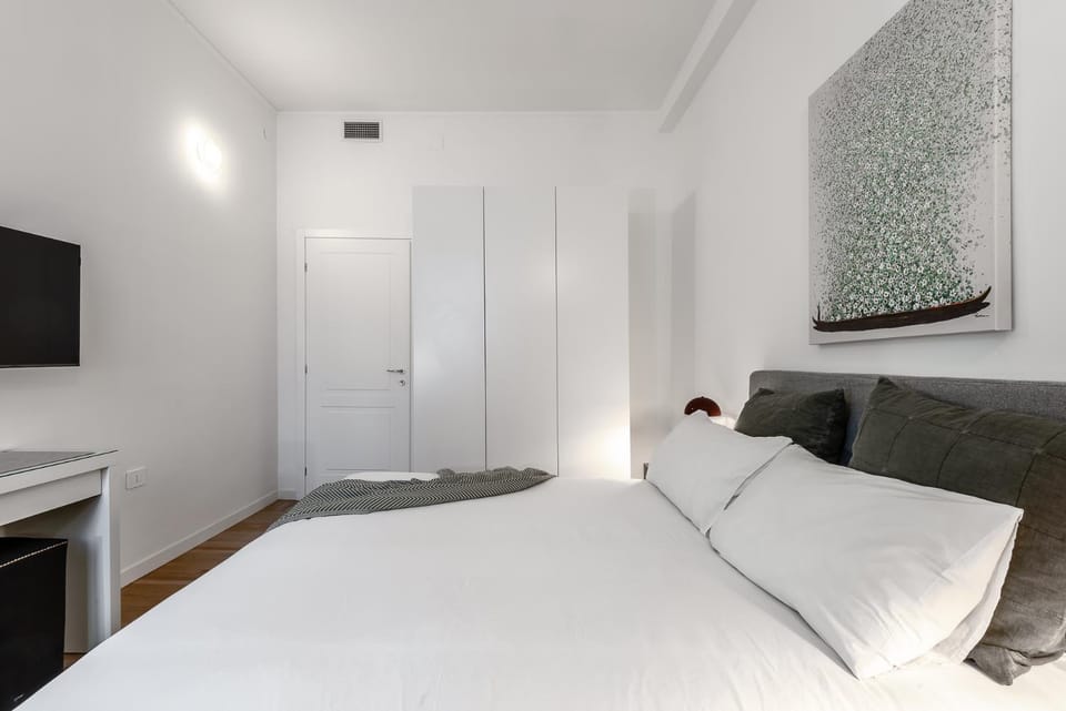 Bed, TV and multimedia, Photo of the whole room, Bedroom, wardrobe, air conditioner