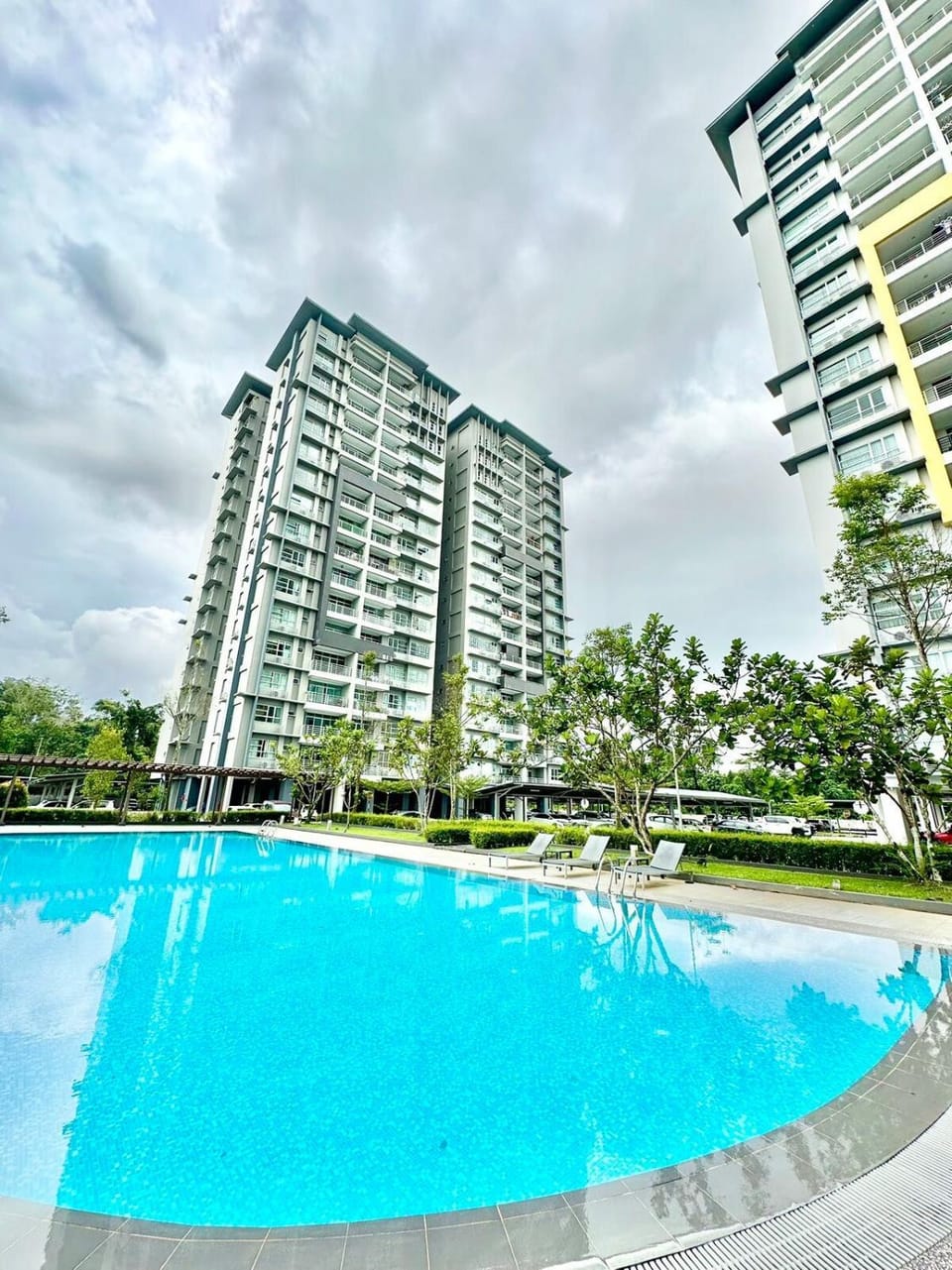 Property building, Day, City view, Pool view, Swimming pool, Swimming pool, sunbed