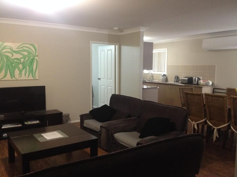 Communal lounge/ TV room, TV and multimedia, Living room, Seating area, Dining area