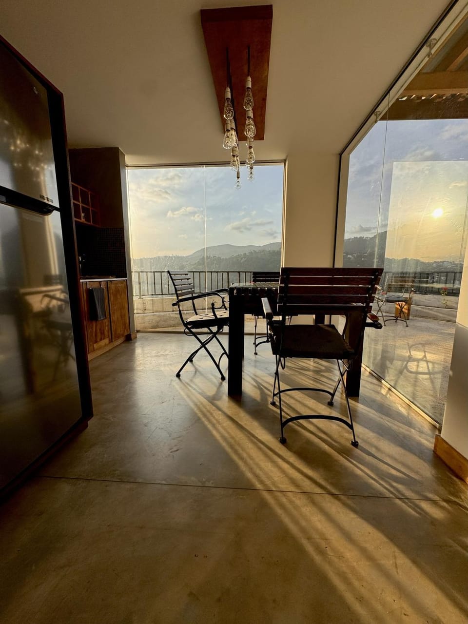 View (from property/room), Kitchen or kitchenette, Dining area, Mountain view