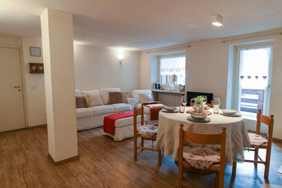 Living room, Dining area