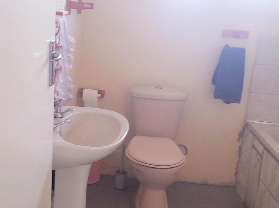 Toilet, towels