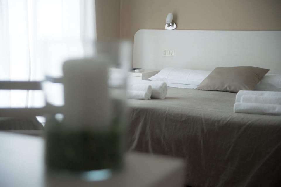 Balcony/Terrace, Other, Photo of the whole room, Decorative detail, Bedroom, Food, Landmark view
