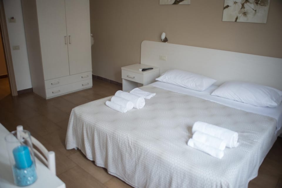 Bed, Bedroom, Family