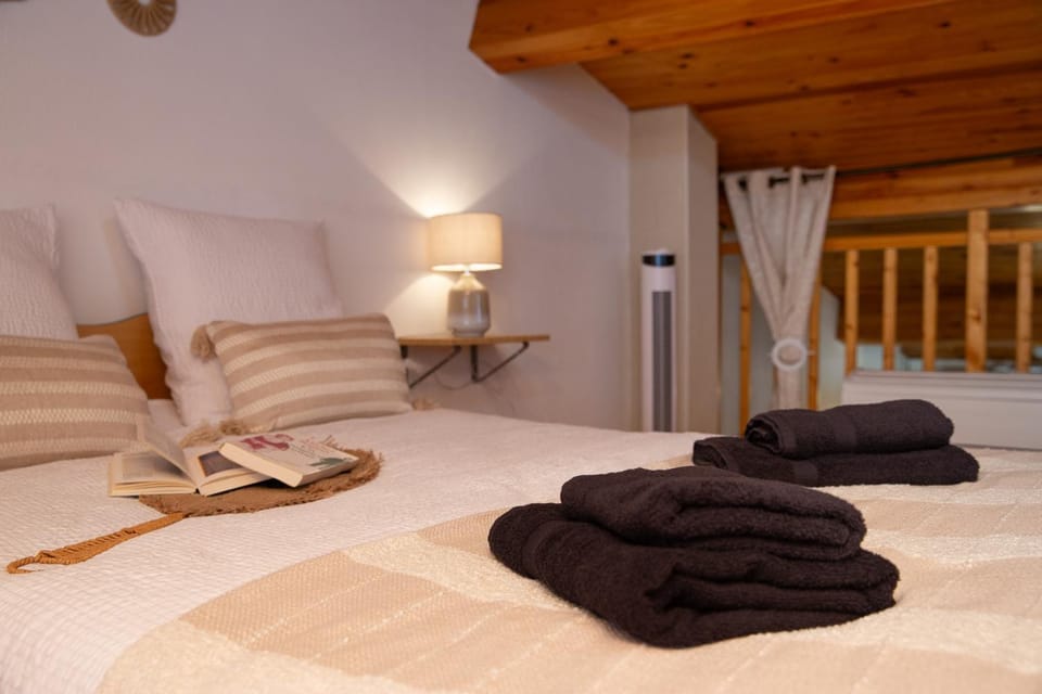 Bed, Decorative detail, towels