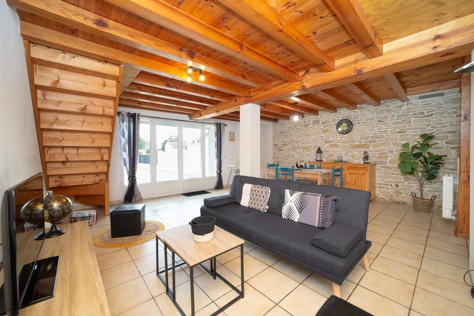 Bed, TV and multimedia, Living room, Parking