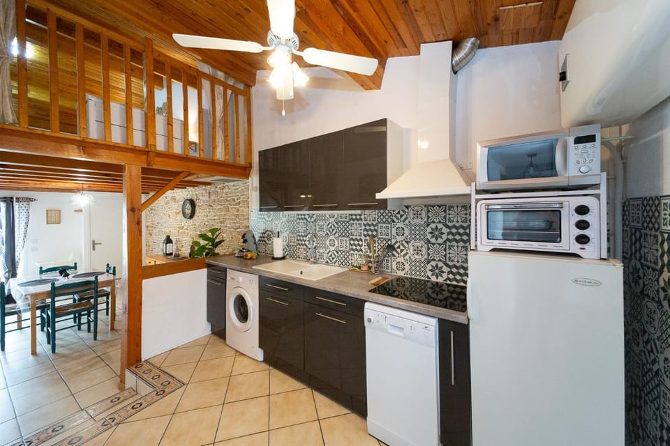 Coffee/tea facilities, On site, dishwasher, microwave, oven, stove, toaster, washing machine, kitchen